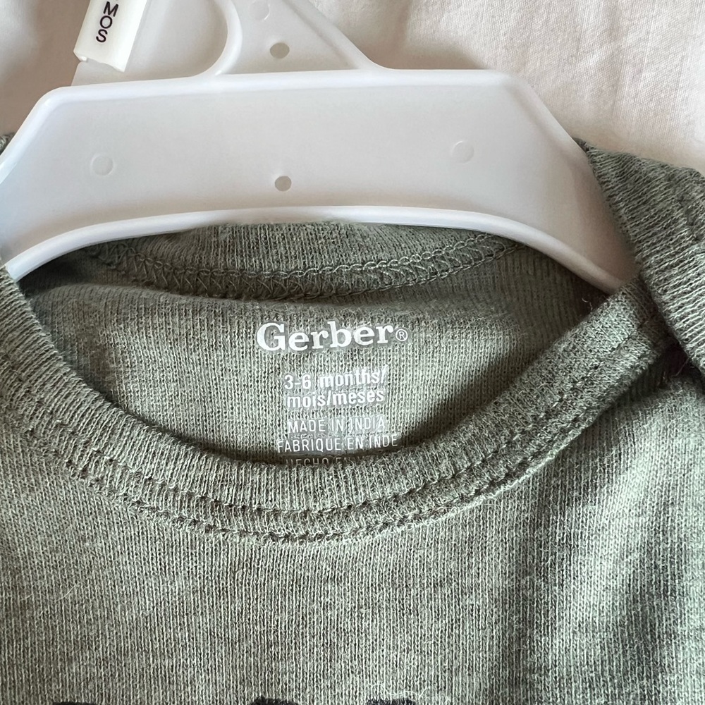 NWT Gerber Baby onesie set - two onesies, one pair of pants size: 3-6 mo - Picture 3 of 4